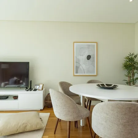 Apartment Sunlight Breeze - Modern Pool Haven By Lovelystay
