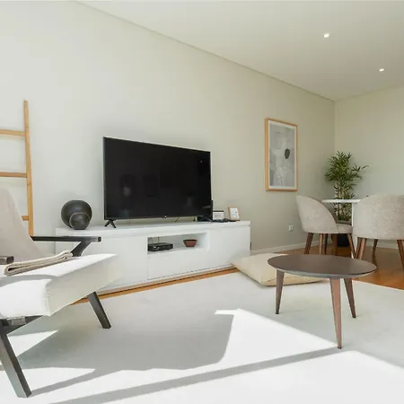 Sunlight Breeze - Modern Pool Haven By Lovelystay Apartment *