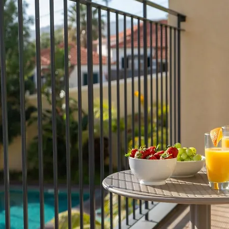 Apartment Sunlight Breeze - Modern Pool Haven By Lovelystay