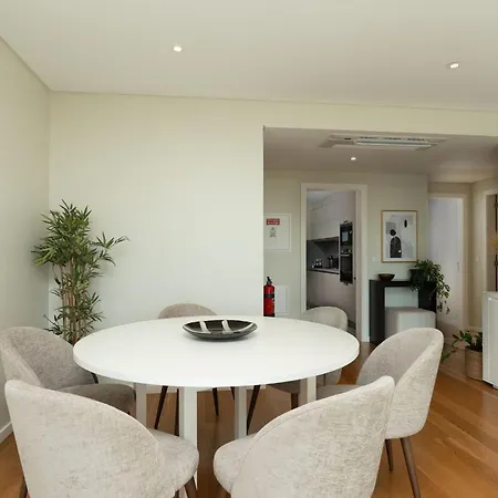 Apartamento Sunlight Breeze - Modern Pool Haven By Lovelystay *